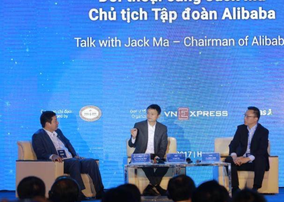 2017年，与马云对话的越南大学校花吴庆玲，如今已毕业考虑从商