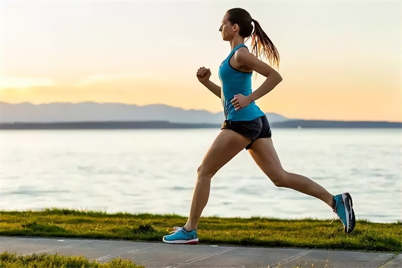 减肥运动什么时候做最好(晨跑和夜跑，哪一个更利于燃脂减肥？你做对了吗？)