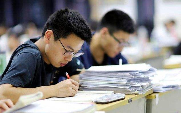 大学生迎来坏消息，多所高校学费上调，家长：上不起学了