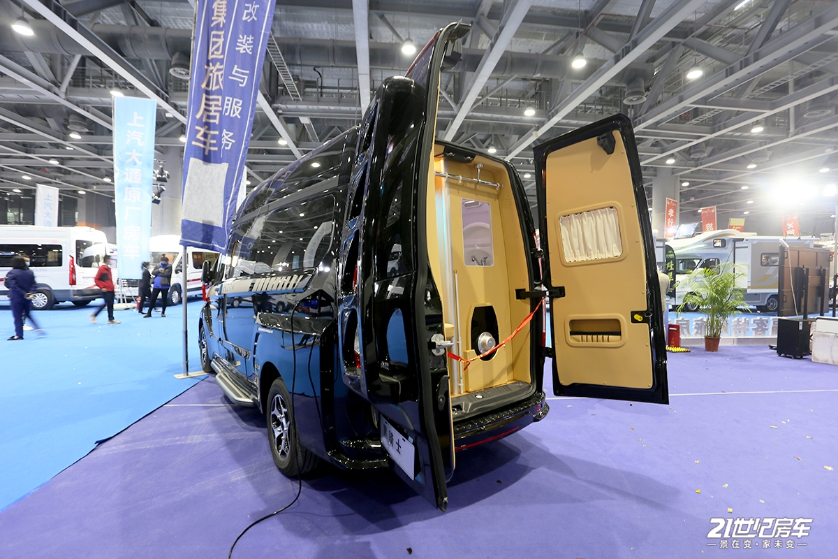 商旅两用,配置功能丰富!福客特黑骑士总裁版房车