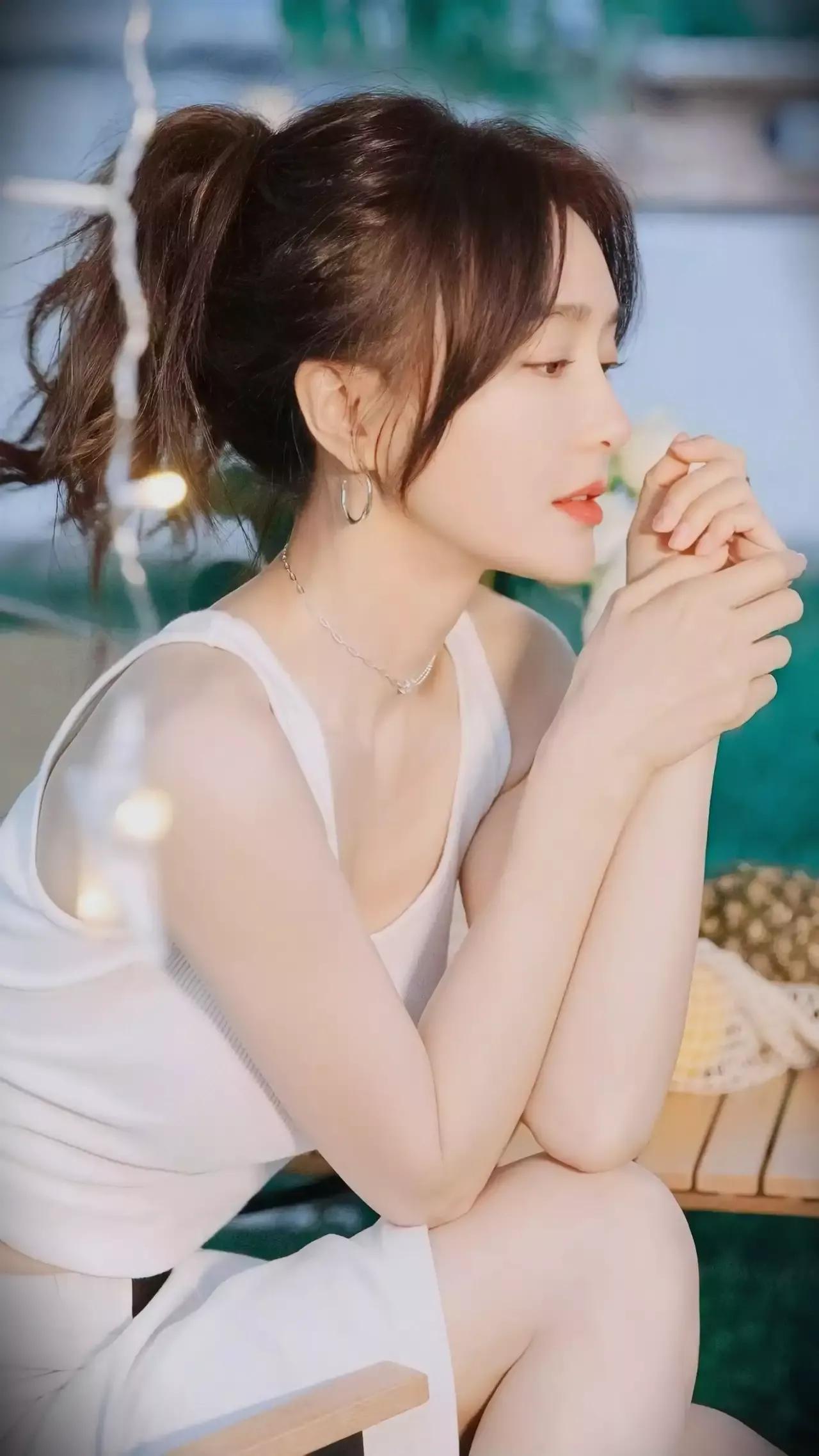 誉为“最会用眼神秒杀观众的女演员”——秦岚