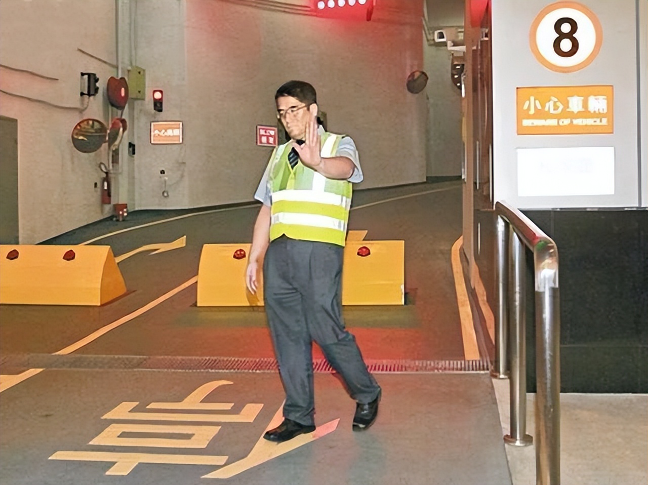 身后事靠朋友，靠救济金度日，这9位港星晚年生活，比你想的凄惨