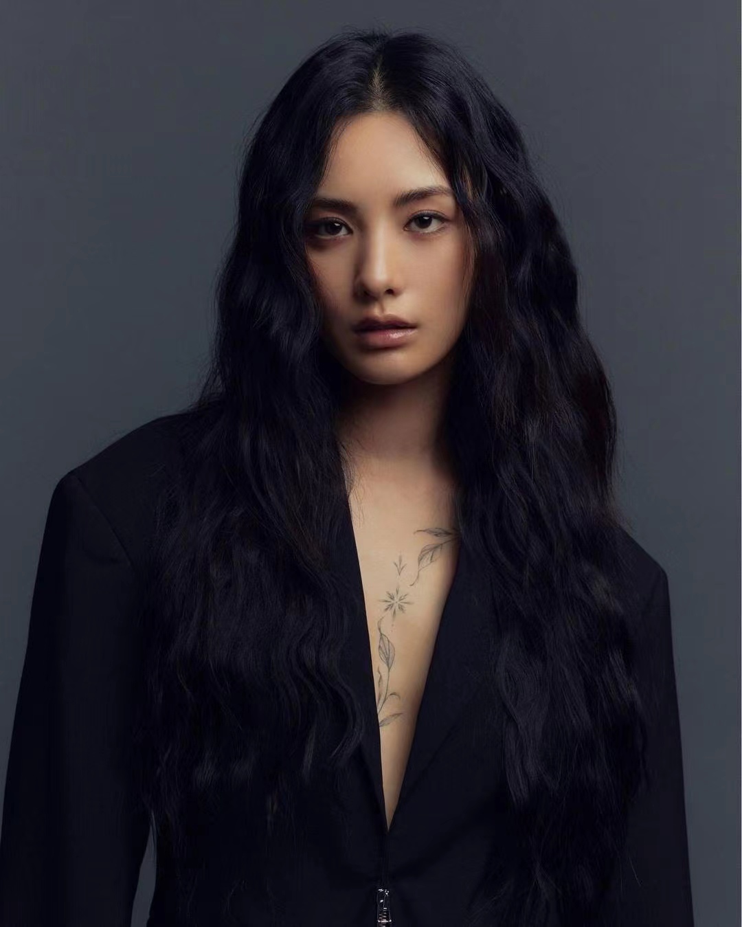 韩国第一美女nana,曼妙身材上突然间满是纹身,是何原因?