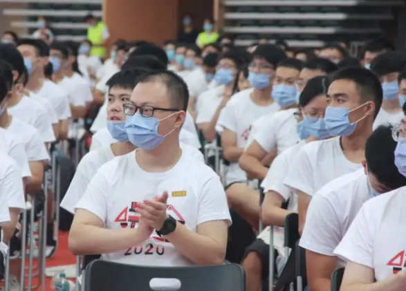 上海交通大学博士被处分，只因撸了流浪猫，校方表示是为学生好