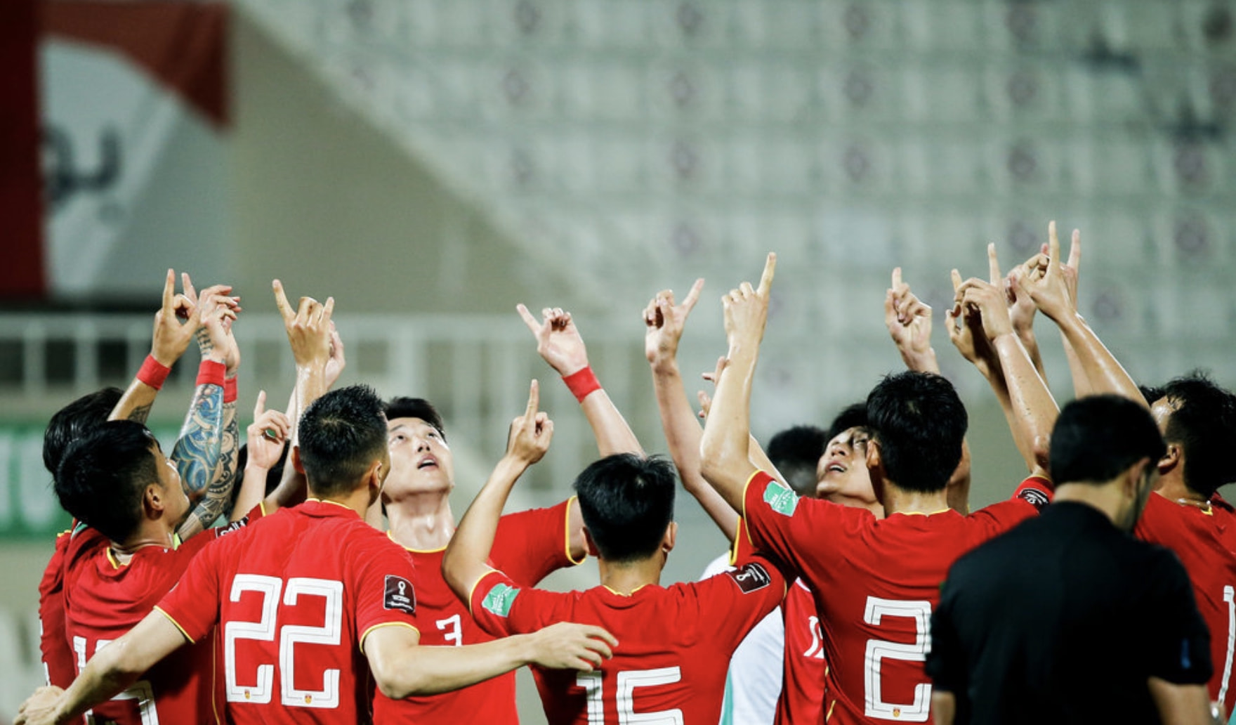 国足vs沙特直播回放(泪目！国足1-1沙特！朱辰杰破门，全队双手指天，告慰逝世同胞)