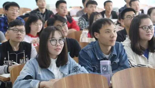 江苏某高校宿舍遭“强征”？学生物品被搬离，网友：学生怎么办