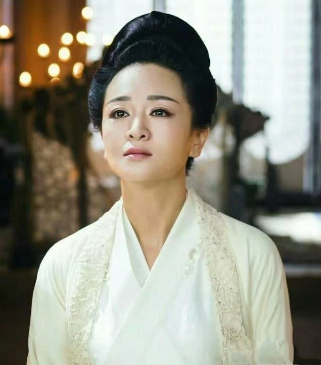 “尖嘴猴腮”别硬演公主，这8位女星告诉你，什么才叫金枝玉叶