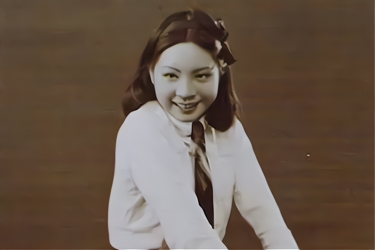 她因名字太高雅遭人排挤，校长：换个土点的，不料因此红遍上海滩