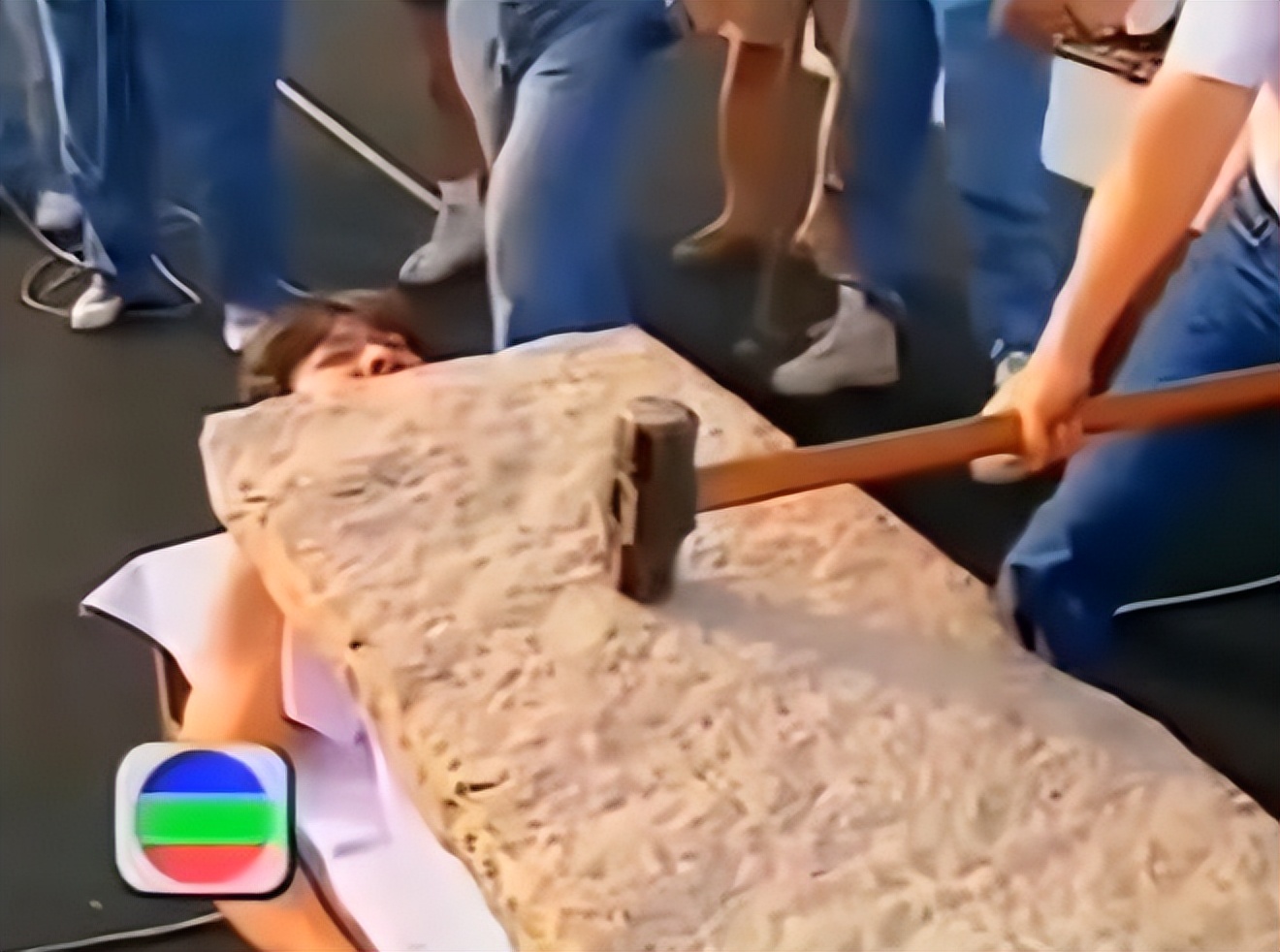 1991年忘我大汇演，成龙为25万连翻7跟头，刘德华玩起胸口碎大石