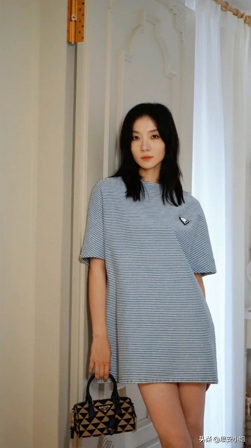 剧抛脸齐溪长相真高级，私服穿搭贵气感十足，背个水壶都很时尚