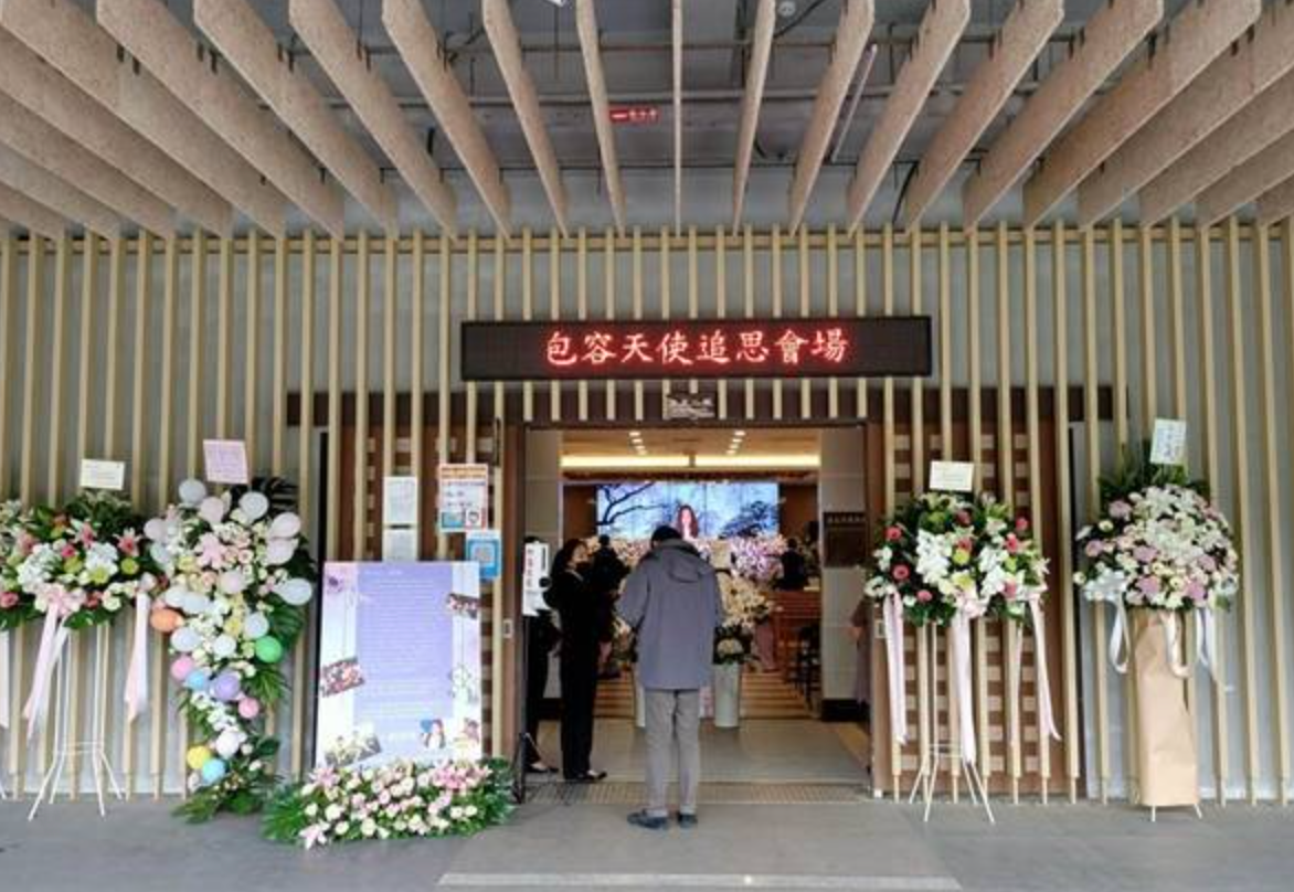 54岁的包小柏：娶圈外人妻子，女儿患癌离世，与哥哥抱头痛哭