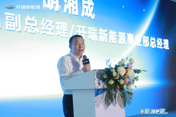 一天热销50000多辆，制定行业新标准，江豚新能源物流车成爆款