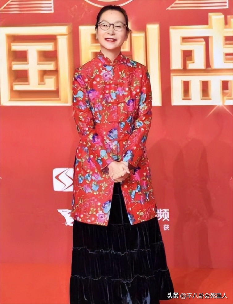 同是50+女星走红毯，内地女星和港台女星的造型，差距真是太远了