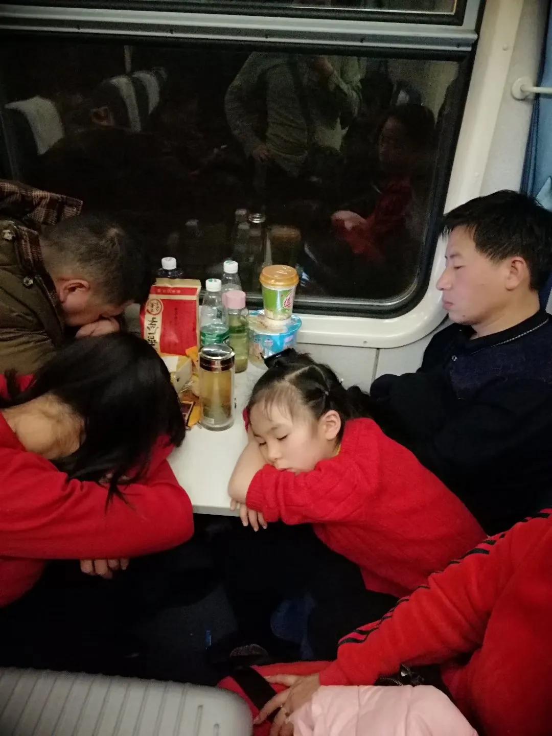 67记得第一次坐火车旅行还是2014年夏,那时高中刚毕业,约了三个朋友