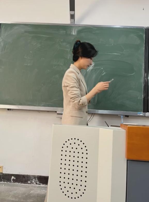 河北一大学教师“火了”，人美心善气质佳，很像女明星