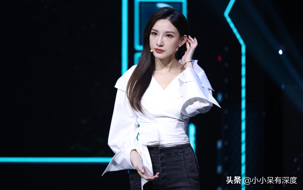 郑子可进入央视后进步明显,气质素养都不错,给人耳目一新的感觉