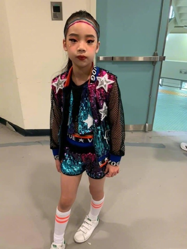 小S为小女儿庆10岁生日，晒母女斗嘴日常太搞笑，许老三颜值逆袭