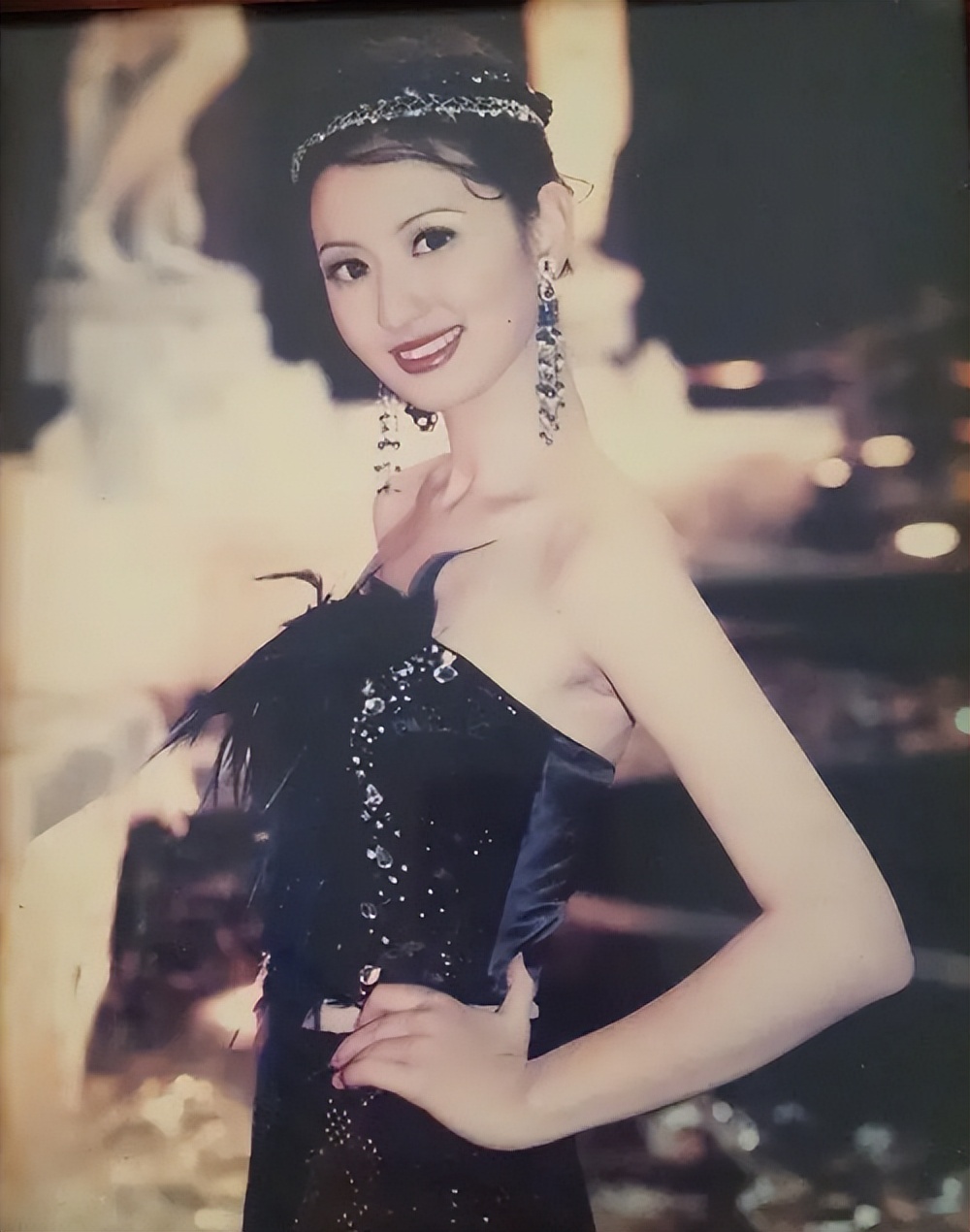 脸部肿成“馒头”，笑起来秒变“僵尸”，这些明星的脸到底咋了？