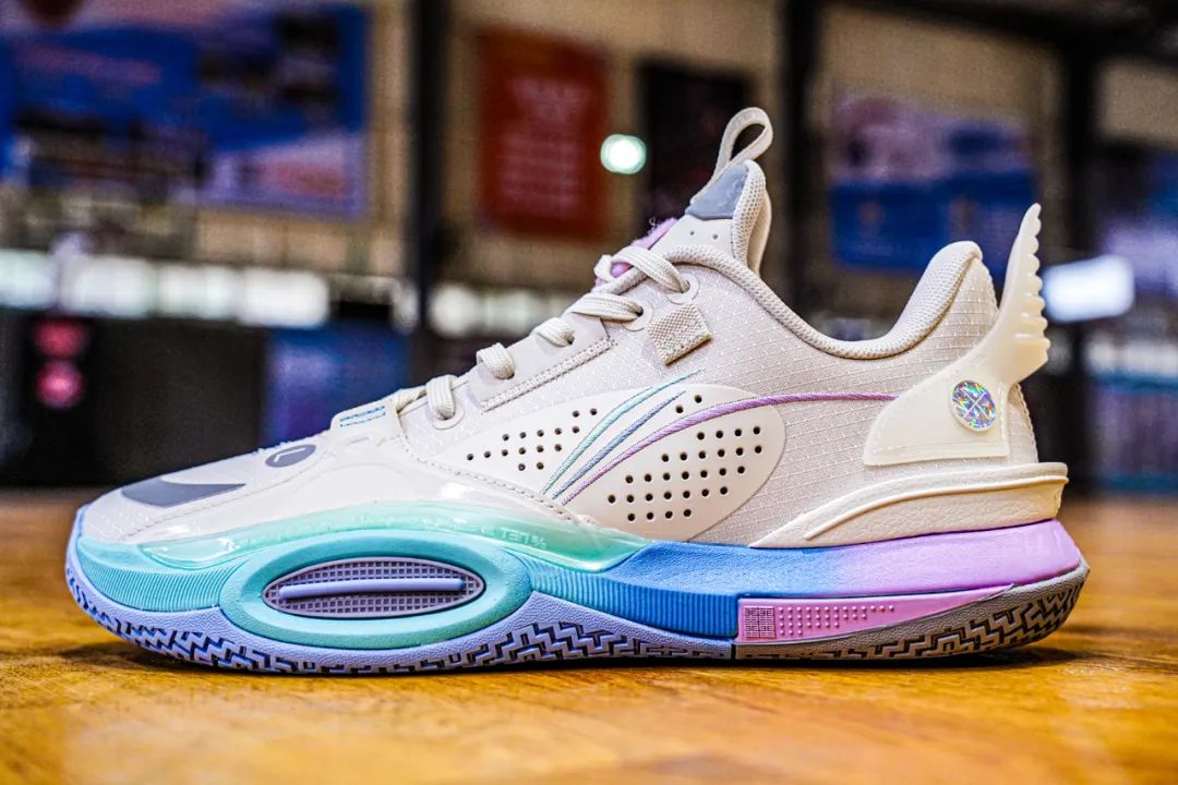 李宁棉花糖篮球鞋的价格(球鞋开箱:全城10棉花糖,高颜值的实力利器)