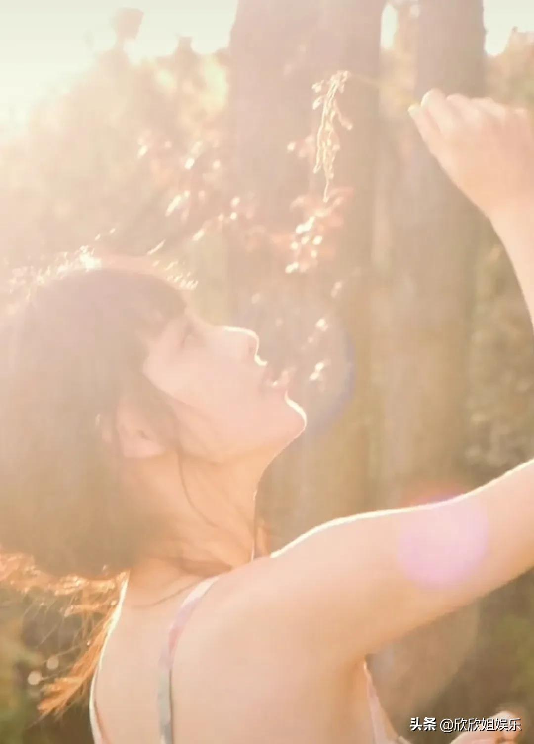 张嘉倪，身穿碎花裙，好漂亮啊