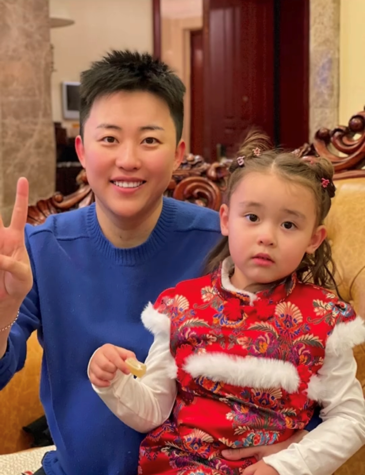 网红CEO二度未婚生女！五国混血女儿大眼可爱，父亲是藤校高材生