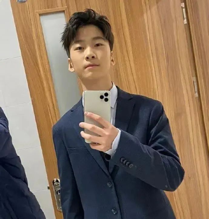 长相这事儿真就开盲盒,像吴尊女儿这样等比例长大童星也是大把的