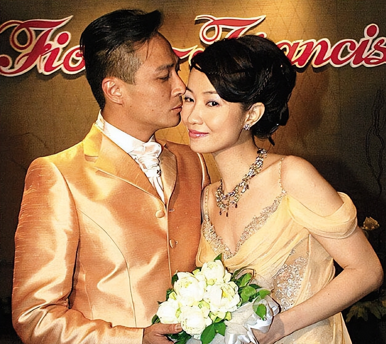 60岁吴镇宇庆祝21周年结婚纪念日，费曼晒全家福，妈妈罕见出镜