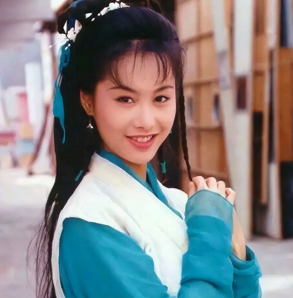 同样演"第一美女",把蒋勤勤和朱茵等人放一起看,差别就出来了