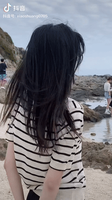 网红圈也出了个淡颜系美女！旧天台随便一拍她就火了？