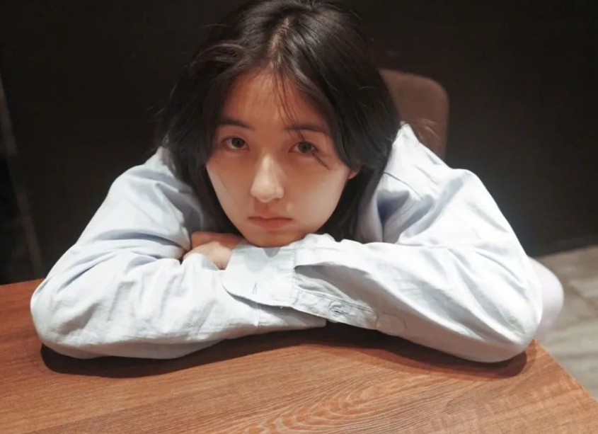 闫妮的“大妈味”、赵丽颖的“土气”，这8位女星，如今判若两人