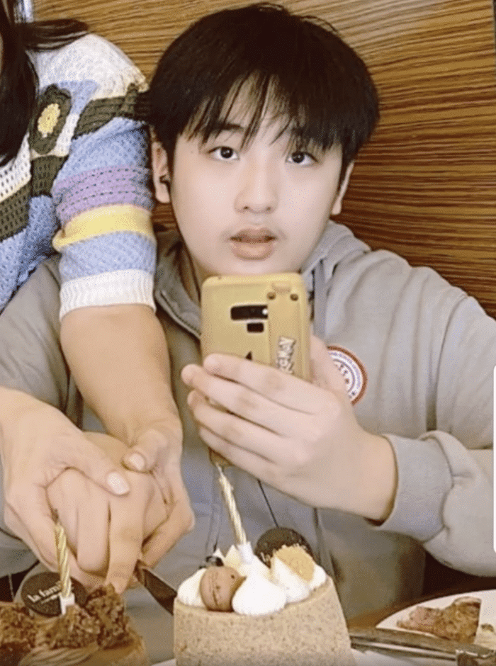 60岁吴镇宇庆祝21周年结婚纪念日，费曼晒全家福，妈妈罕见出镜