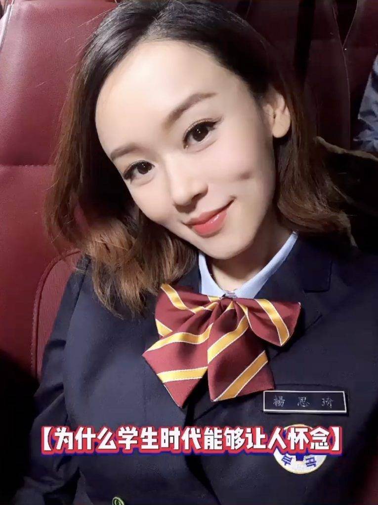 43岁港姐冠军晒学生妹造型，被嘲装嫩博关注，一对儿女生父成谜