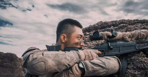 “硬汉小生”黄景瑜：从服务员到一线男星，他只用了两年时间