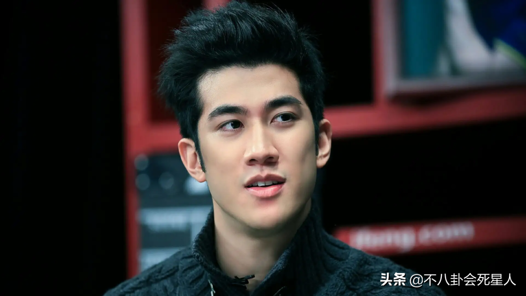 厚嘴唇、大鼻孔、长方脸，这7位男星看似很帅，实则奇怪