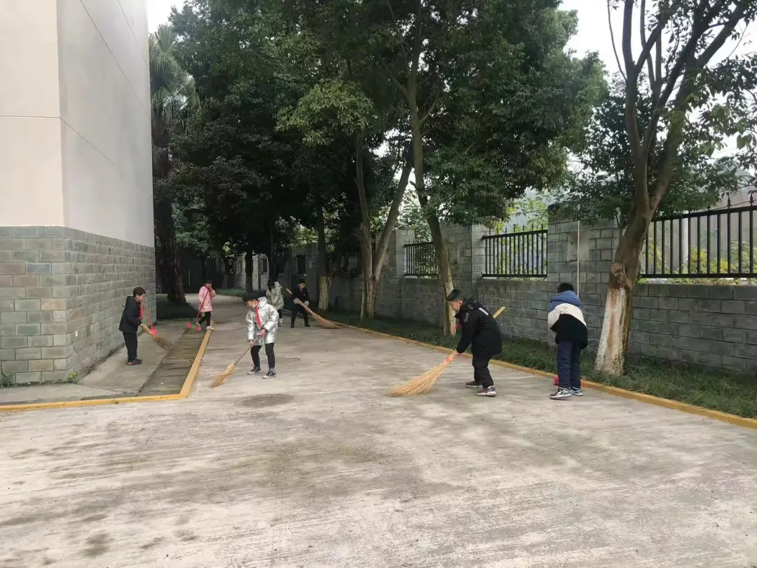 校园大扫除，生动的劳动教育课——黄龙溪学校开展劳动教育课程