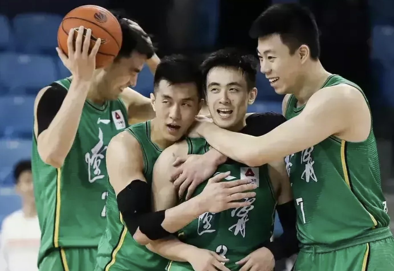 為什么有些cba比賽沒解說（遼京大戰(zhàn)惹爭議！CBA官方轉(zhuǎn)播連出2大鬧劇遭吐槽，這也太不專業(yè)了）