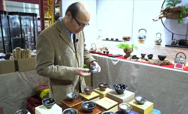 2003年，男子捡到熊猫奇石，有人出100万都不卖，专家：价值1.5亿
