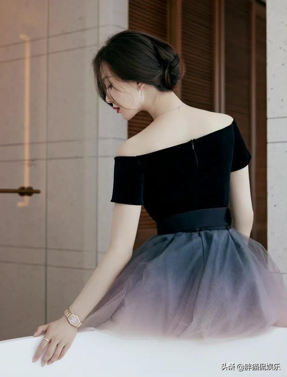 刘诗诗一身黑色上衣配上粉色长裙化身专业舞蹈演员，天鹅颈亮眼