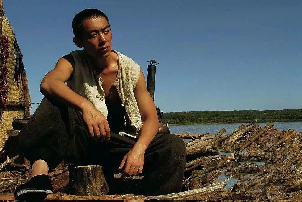 朱传武是朱开山的二儿子,他生性不羁,敢爱敢恨,从顽劣少年变成土匪再