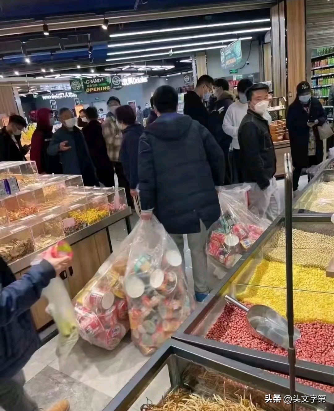 上海浦东超市全面抢空，将开始分批封控，多地医疗物资已赶往支援