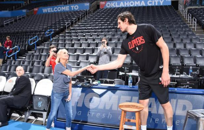 c罗和哪些nba合影(别和NBA球星合照！在亚当斯面前C罗像是小弟，库里到野球场成中锋)