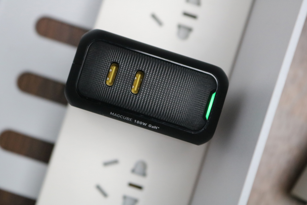 手机、笔记本通用的充电器——Aohi Magcube 100W氮化镓充电器
