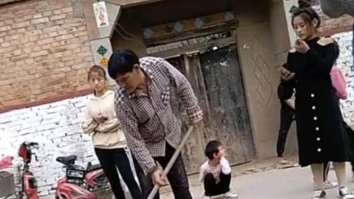 大衣哥门口充电桩之谜，为啥村民强烈抵制？网友：完全是摆设