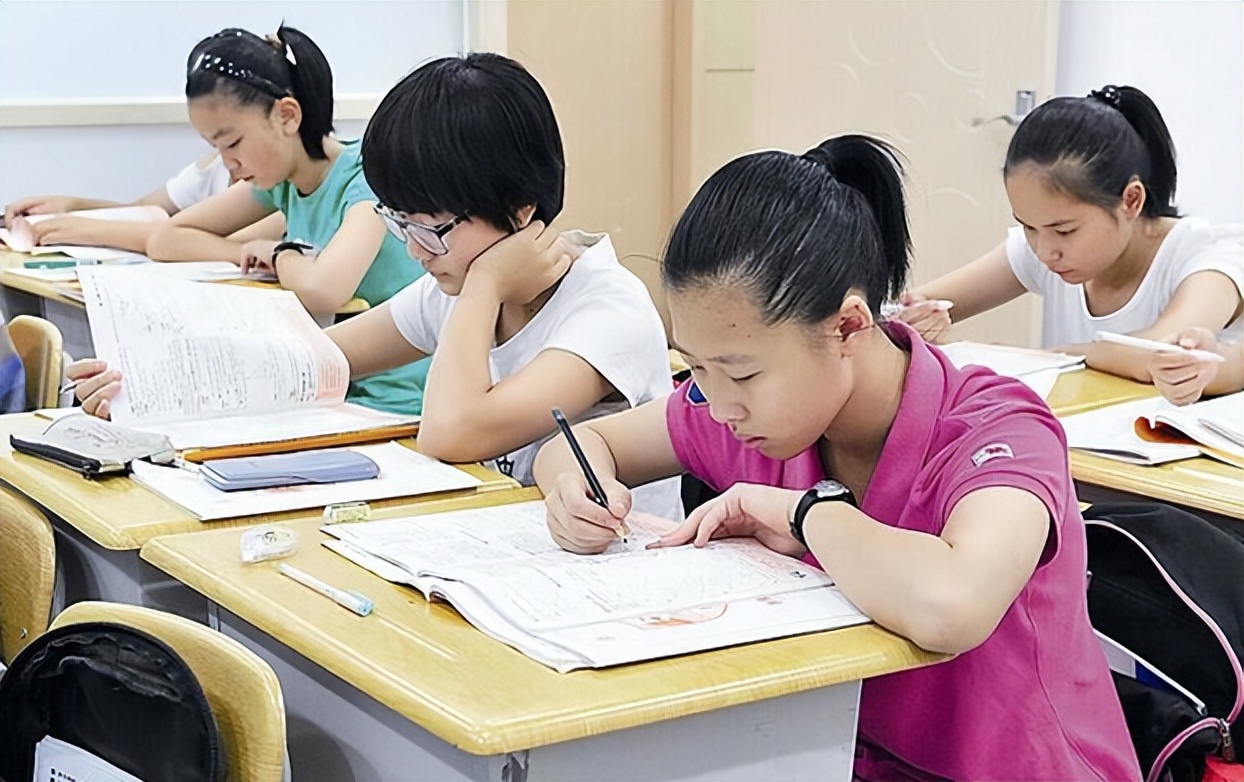 什么时候进九(中小学生寒假要来了，多地公布放寒假时间，看看有你的地区吗？)