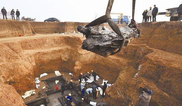 1995年，四川一山丘常年寒气逼人，考古队赶来查探