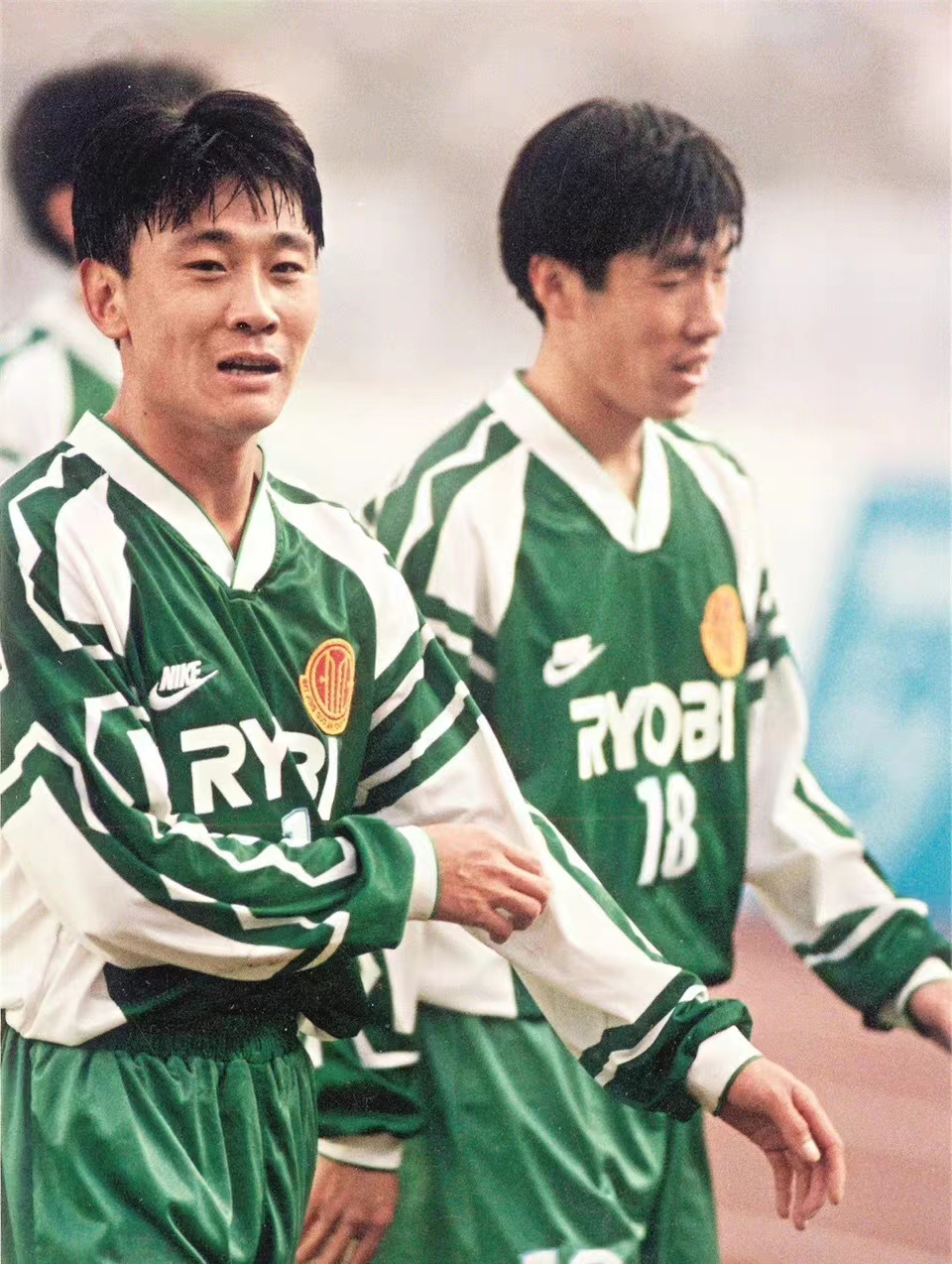 高峰足球儿子(足坛浪子高峰跌宕人生:2次未婚生子,与那英相恋9年,婚后