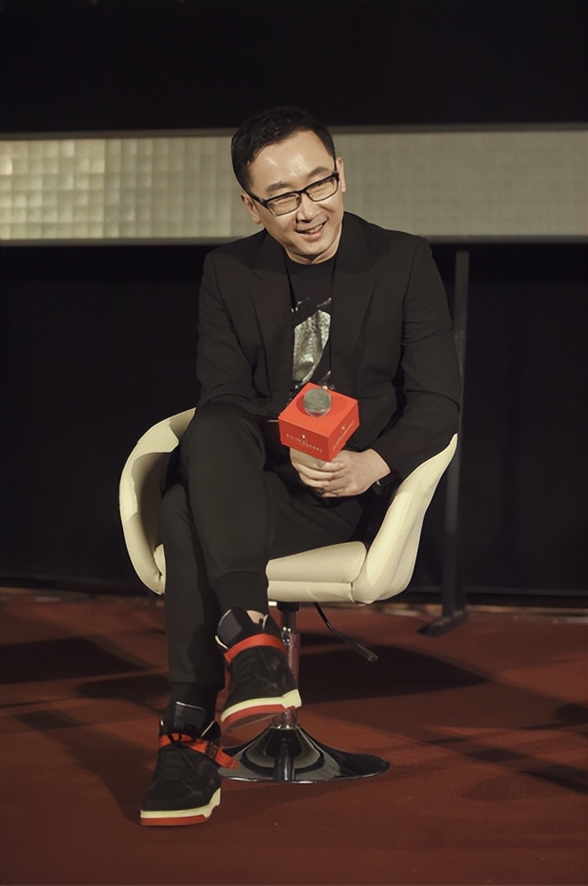 央视胡蝶:不顾一切闪婚大12岁的陆川,婚后生下一儿一女,幸福美满