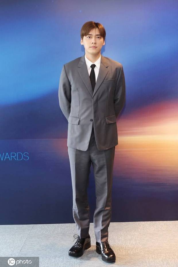 佟丽娅白裙亮相金鹰奖发布会 姚晨穿套装典雅高级