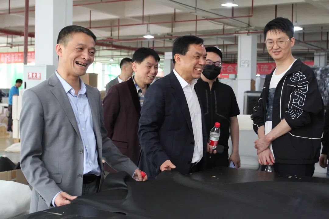 重庆市家具协会走进华亚家私参观交流