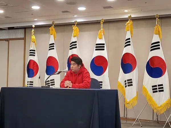 人气女团成员公开恋爱两年后分手!财阀前男友隐瞒陷入负面争议